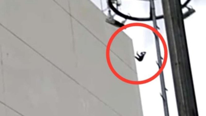 Pria Tak Dikenal Tewas Lompat Dari Atap Gedung Transmart Lampung