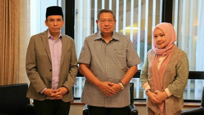 TGB besuk Ani Yudhoyono di Singapura