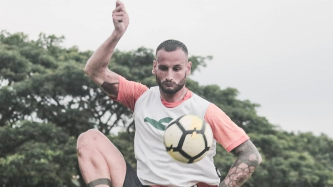 Alfonso de la Cruz sedang trial di PSS Sleman