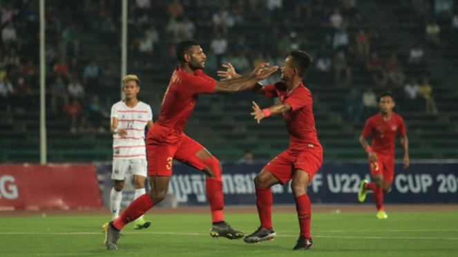 Striker Timnas Indonesia U-22 , Marinus (kiri) merayakan gol ke gawang Kamboja