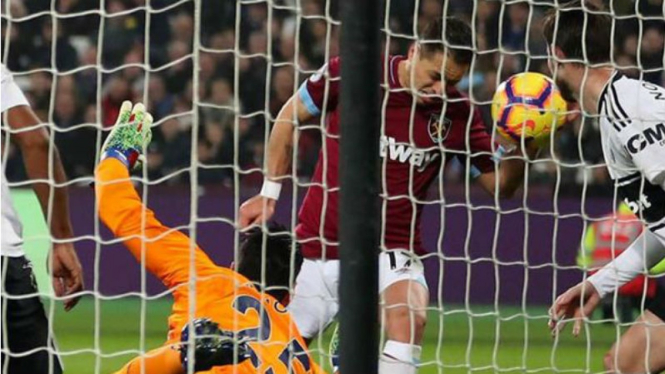 Striker West Ham, Javier Hernandez, saat cetak gol dengan tangannya