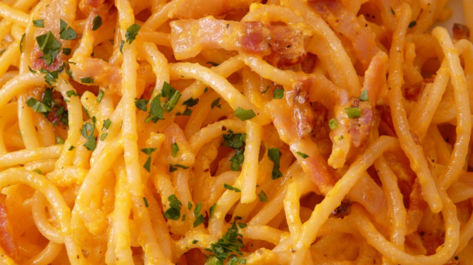 Pasta/spaghetti carbonara.