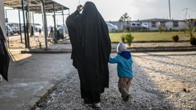 Seorang perempuan Prancis dengan anaknya di sebuah kamp Suriah bagian utara. - AFP
