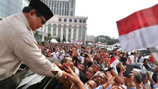 Prabowo Subianto saat menemui para pendukungnya di Kota Medan, 23 Februari 2019.