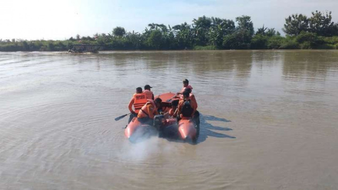Basarnas mencari anak yang tenggelam di Brebes, Jawa Tengah.