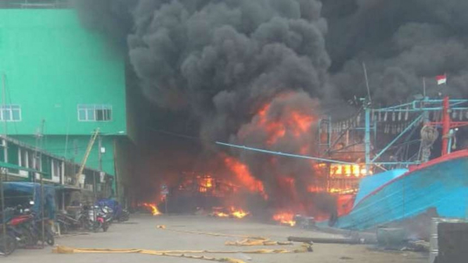 Sejumlah kapal nelayan dilaporkan kebakaran hebat di Pelabuhan Muara Baru, Jakarta Utara, pada Sabtu sore, 23 Februari 2019.