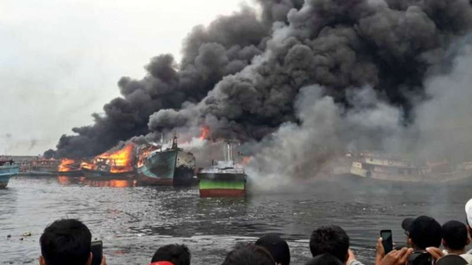 Sejumlah kapal nelayan dilaporkan kebakaran hebat di Pelabuhan Muara Baru, Jakar