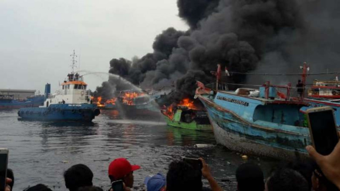 Sejumlah kapal nelayan dilaporkan kebakaran hebat di Pelabuhan Muara Baru, Jakarta Utara