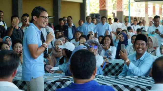 Calon wakil Presiden Sandiaga Salahuddin Uno saat berdialog dengan para pegiat koperasi Srinadi Klungkung di Bali, Sabtu, 23 Februari 2019.