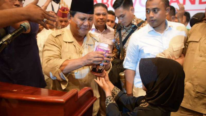 Calon presiden Prabowo Subianto menerima hadiah istimewa dari seorang gadis kecil bernama Jawa Gendis Queen di Regale Covention Center, Medan, Sumatera Utara, pada Sabtu, 23 Februari 2019.