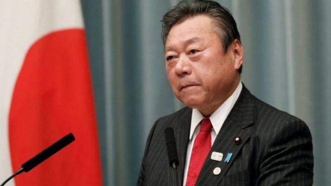 Yoshitaka Sakurada dianggap terus-menerus melakukan blunder, dari ucapan yang disebut tak pantas hingga terlambat rapat. - Reuters