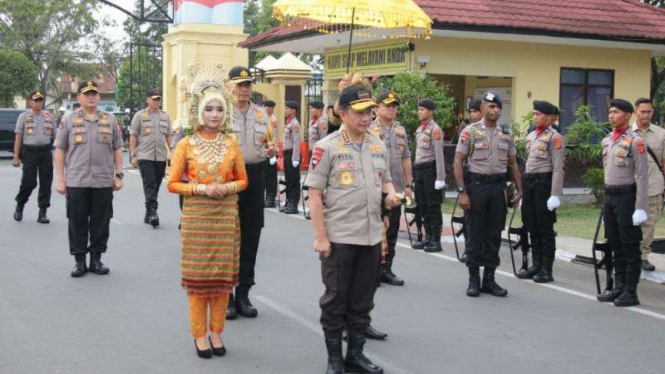 Kepala Polri Jenderal Polisi Tito Karnavian sebelum meresmikan gedung Ditsamapta dan Unit Perlindungan Perempuan dan Anak Polda Aceh di Banda Aceh pada Sabtu, 23 Februari 2019.