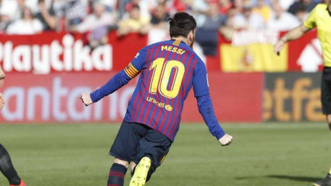 Striker Barcelona, Lionel Messi rayakan gol ke gawang Sevilla.