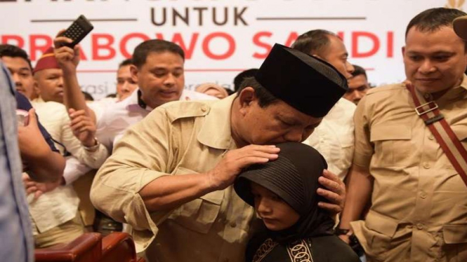 Capres 02 Prabowo Subianto saat mencium kening Gendis, bocah 8 tahun di Medan