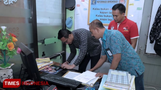 Satgas Kanwil Kemenkumham Jawa Timur didampingi Kalapas Tuban, Sugeng Indrawan saat melakukan kegiatan Inspeksi Mendadak (Sidak) di Lapas Tuban Bumi Wali, Minggu, (24/02/2019) (Foto: Achmad Choirudin/TIMESIndonesia)