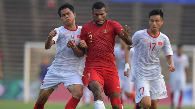 Pemain Timnas U-22 Indonesia Marinus Wanewar (tengah) dikawal dua pemain Vietnam