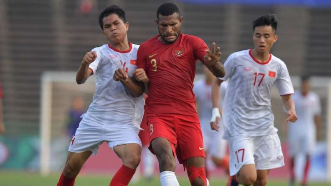 Pemain Timnas U-22 Indonesia Marinus Wanewar (tengah) dikawal dua pemain Vietnam