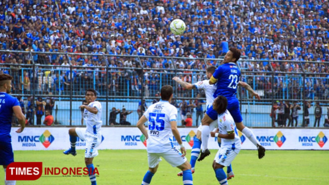 Suasana pertandingan Arema FC vs Persib Bandung leg kedua Piala Indonesia, Jumat (22/2/2019), di Stadion Kanjuruhan, Kabupaten Malang, Jawa Timur. (FOTO: Tria Adha/TIMES Indonesia)