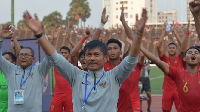 Pelatih Timnas U-22 Indra Sjafri (tengah) bersama ofisial dan para pemain.