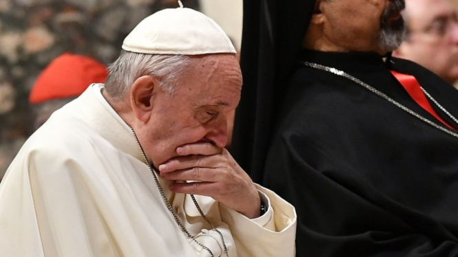 Paus Fransiskus tampak merenung dalam Konferensi "Perlindungan Anak-anak di Gereja" yang digelar Takhta Suci Vatikan selama empat hari. - AFP/Getty Images