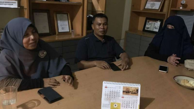 Hayati Syafri (kanan), dosen IAIN Bukittinggi, bersama tim pengacaranya dalam konferensi pers di Padang, Sumatera Barat, pada Minggu malam, 24 Februari 2019.