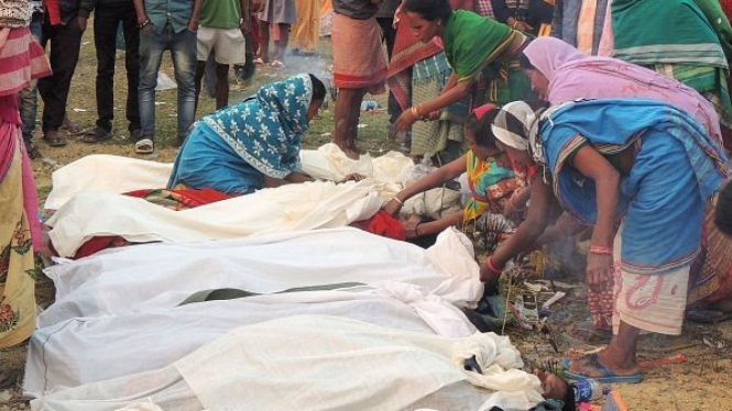 Sejumlah jasad korban keracunan miras oplosan di distrik Golaghat, Assam, India. - BIJU BORO/AFP/Getty Images