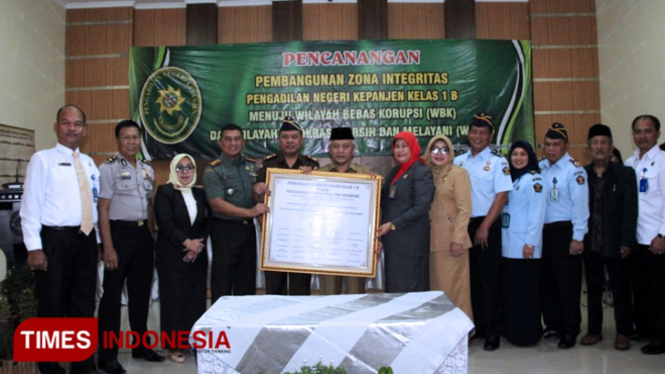 Plt Bupati Malang Drs HM Sanusi MM, Dandim 0818 Letkol INF Ferry Muzzawad dan Ketua PN Kepanjen , Hj Wiwin Arodawanti, SH. MH saat pencanangan zona integritas di PN Keoanjen (FOTO: Binar Gumilang /TIMES Indonesia)