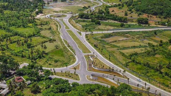 Foto areal ruas jalan gerbang barat Kawasan Ekonomi Khusus (KEK) Mandalika di Desa Kuta, Kecamatan Pujut, Praya, Lombok Tengah, NTB, Minggu, 24 Februari 2019.