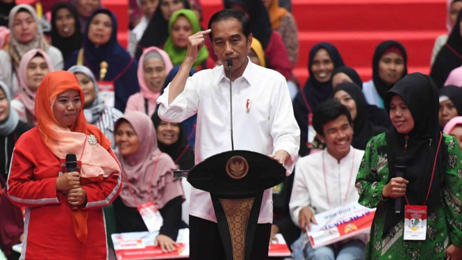 Presiden Joko Widodo (tengah) berdialog dengan warga dalam acara penyaluran bantuan sosial Program Keluarga Harapan (PKH) dan Bantuan Pangan Non Tunai (BPNT) tahun 2019 di Cibinong, Bogor