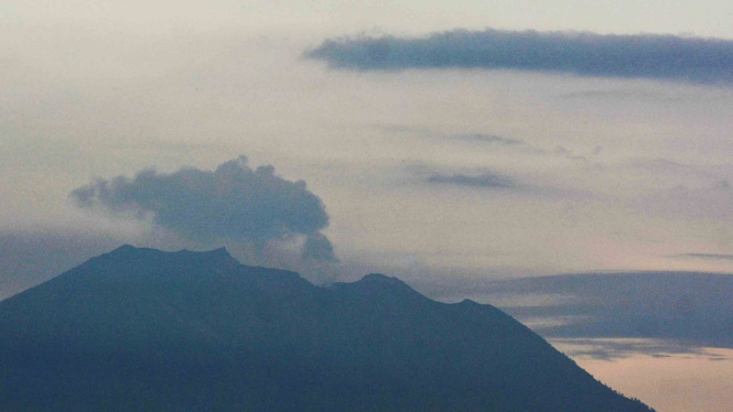 Gunung Agung mengeluarkan asap terlihat dari Denpasar, Bali, 22 Februari 2019