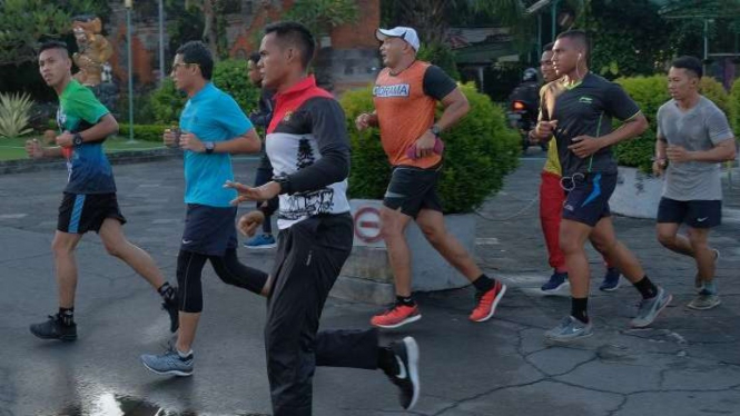 Cawapres Sandiaga Uno (kedua kiri) joging di Pantai Sanur Bali, Minggu 24 Februari 2019.