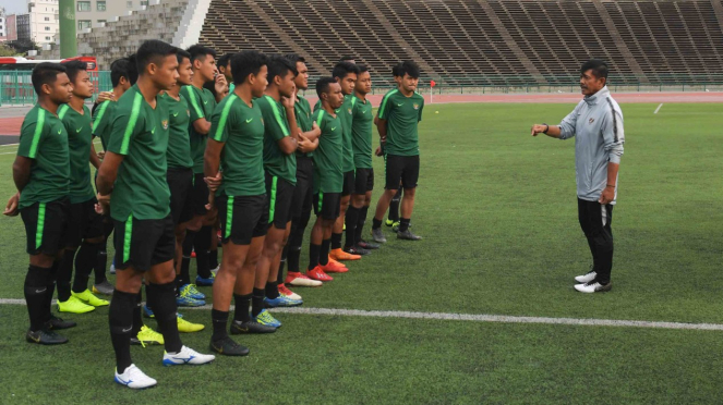 Pelatih Timnas U-22 Indra Sjafri (kanan) memberi arahan kepada pemain dalam latihan menjelang pertandingan babak Final Sepak Bola AFF U-22 di Stadion Nasional Olimpiade, Phnom Penh, Kamboja, Senin, 25 Februari 2019.