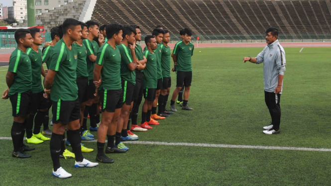 Pelatih Timnas U-22 Indra Sjafri (kanan) memberi arahan kepada pemain dalam latihan menjelang pertandingan babak Final Sepak Bola AFF U-22 di Stadion Nasional Olimpiade, Phnom Penh, Kamboja, Senin, 25 Februari 2019.