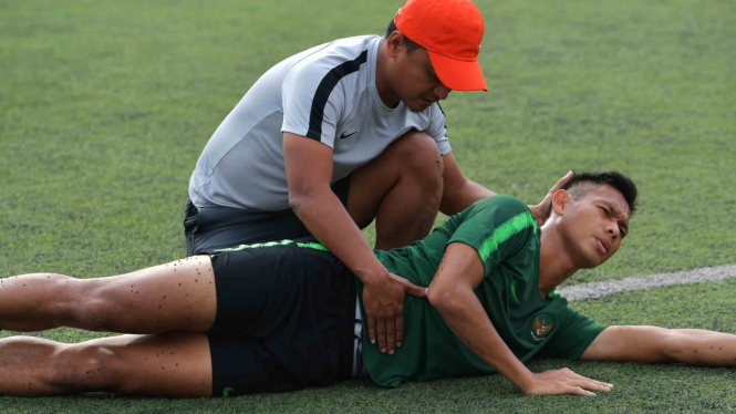 Pemain Timnas U-22 Andy Setyo Nugroho berlatih secara khusus setelah mengalami cedera, saat latihan menjelang pertandingan babak Final Sepak Bola AFF U-22 di Stadion Nasional Olimpiade, Phnom Penh, Kamboja, Senin, 25 Februari 2019.