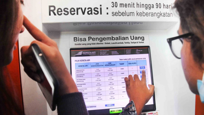 Calon penumpang memesan tiket kereta tujuan luar kota pada mesin tiket di Stasiun Pasar Senen, Jakarta, Senin, 25 Februari 2019.