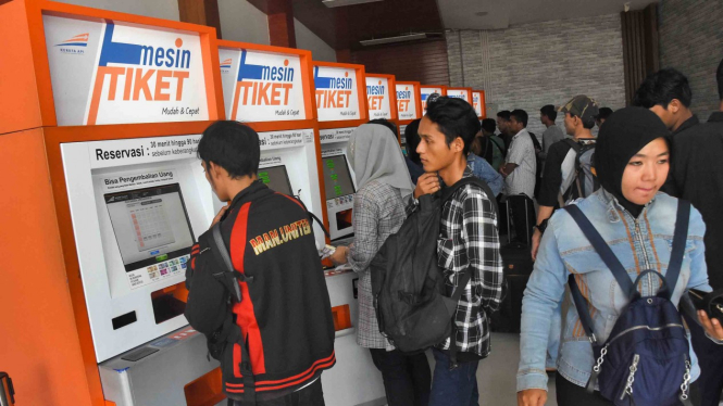 Calon penumpang memesan tiket kereta tujuan luar kota pada mesin tiket di Stasiun Pasar Senen, Jakarta, 25 Februari 2019.