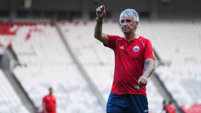 Pelatih Persija Jakarta, Ivan Kolev, memimpin sesi latihan di Stadion Utama Gelora Bung Karno, Senayan, Jakarta, Senin, 25 Februari 2019.