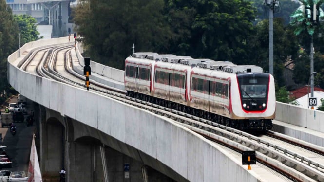 Kereta ringan atau Light Rail Transit (LRT) rute Velodrome-Kelapa Gading memasuki Stasiun Velodrome Jakarta