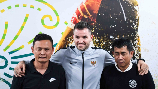 Pelatih Timnas Indonesia Simon McMenemy (tengah) berpose bersama asisten pelatih timnas Yeyen Tumena (kiri) dan Joko Susilo (kanan) saat menggelar konferensi pers di kantor PSSI, FX Senayan