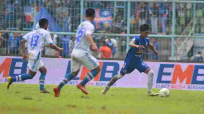 Pemain Arema FC, Johan Alfarizi berduel dengan pemain Persib di Piala Indonesia.