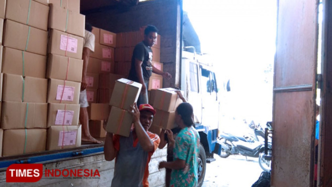 Proses kedatangan surat suara di Gudang KPU Lamongan, Jalan Raya Pasar Ikan Lamongan, Selasa (26/2/2019). (FOTO: MFA Rohmatillah/TIMES Indonesia)