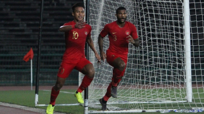 Penggawa Timnas Indonesia U-22, Osvaldo Haay (kanan) dan Marinus Wanewar