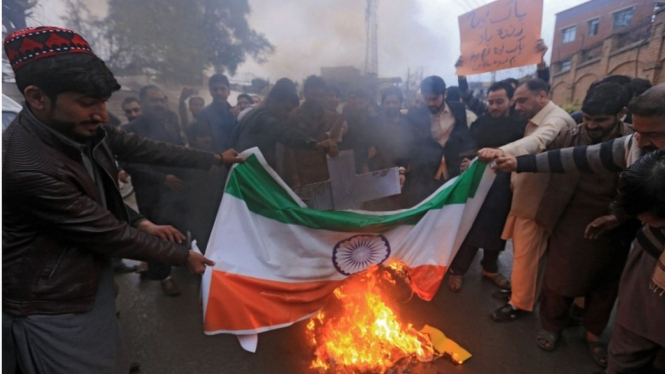 Sejumlah demonstran di Peshawar, Pakistan, membakar bendera India setelah tersiar kabar militer India melancarkan serangan di wilayah Pakistan. - AFP/Getty Images