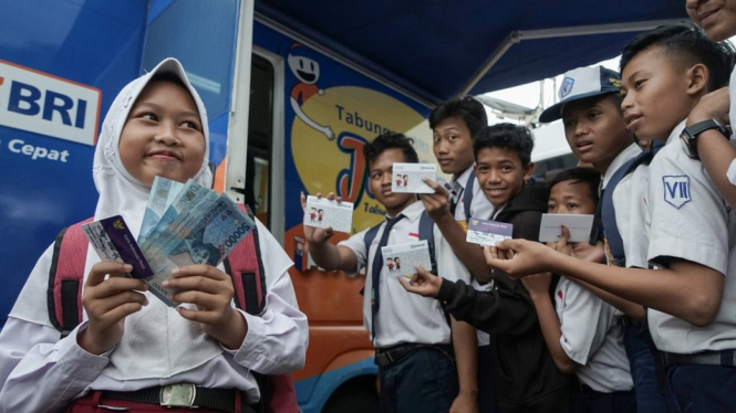Jokowi menjanjikan bantuan biaya kuliah untuk masyarakat tidak mampu meski program Kartu Indonesia Pintar dianggap belum optimal. - ANTARA FOTO/IDHAD ZAKARIA