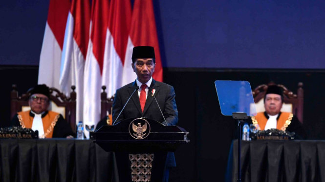 Presiden Joko Widodo (kedua kiri) menyampaikan sambutannya saat menghadiri Laporan Tahunan Mahkamah Agung di Jakarta