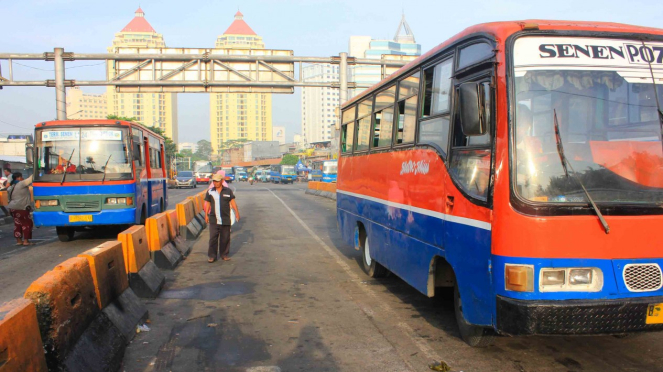 Sejumlah sopir Metromini menunggu penumpang di Terminal Bus Senen, Jakarta Pusat, Rabu, 27 Februari 2019.