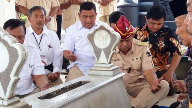 Ketua Badan Pemenangan Nasional Prabowo-Sandiaga, Djoko Santoso, berziarah ke makam Panglima Besar Jenderal Soedirman di Taman Makam Pahlawan Kusumanegara, Yogyakarta, Rabu, 27 Februari 2019.