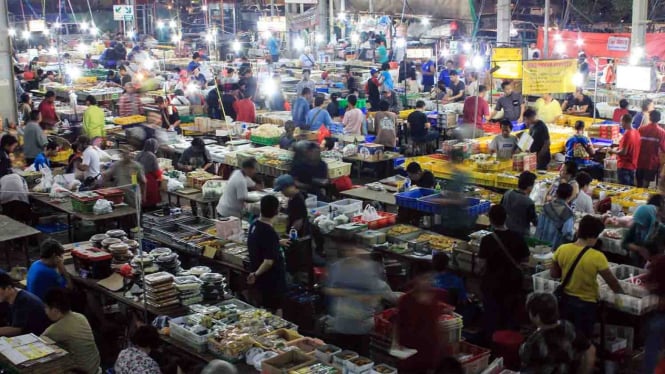 Pedagang beraktivitas di Pasar Kue Subuh Senen, Jakarta Pusat, Rabu, 27 Februari 2019.