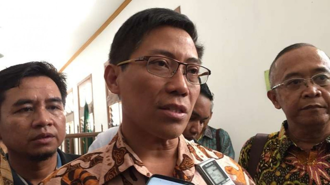 Bupati Cirebon nonaktif, Sunjaya Purwadisastra usai menjalani sidang dakwaan