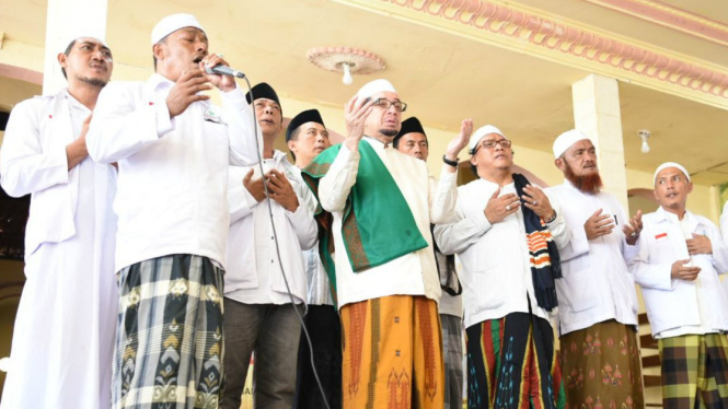 Ketua Majelis Syuro PKS Habib Salim Segaf Aljufri bersama pengurus FPI Madura